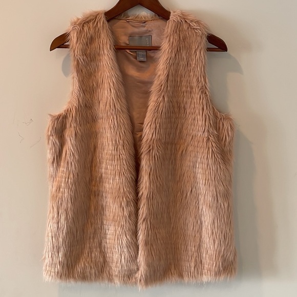 Kenar Faux Fur Vest - Picture 2 of 8